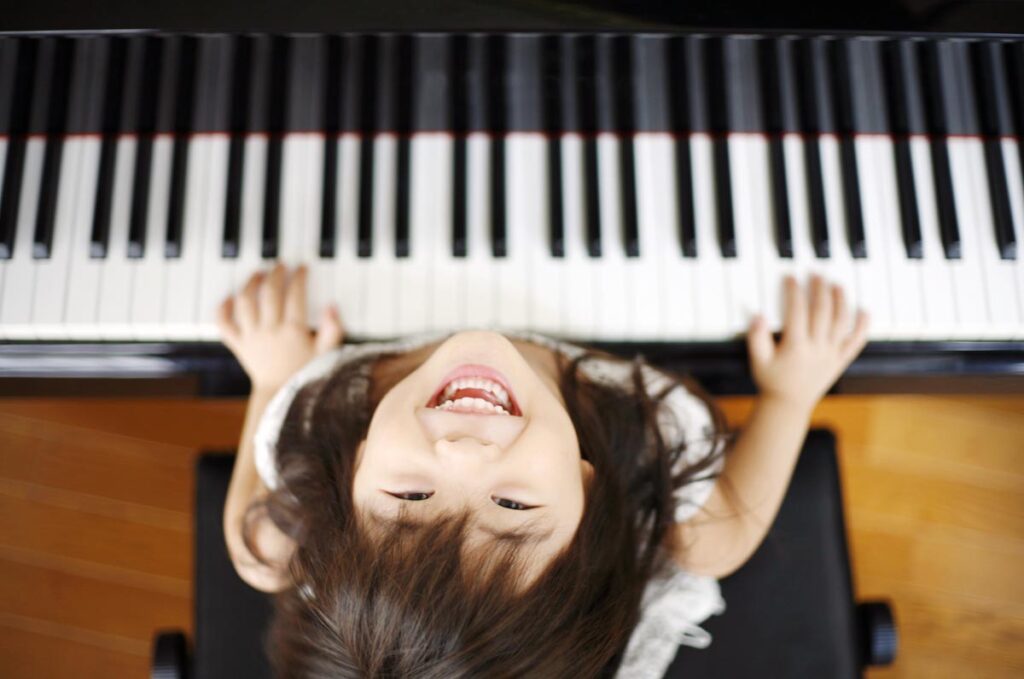 子どもの感性を発達させるピアノは、何歳から始めると良い？